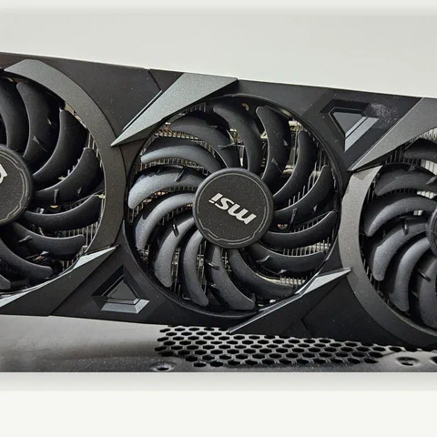Carte graphique à triple ventilateur servant de photo représentative pour le guide d'achat de GPU 1080p.