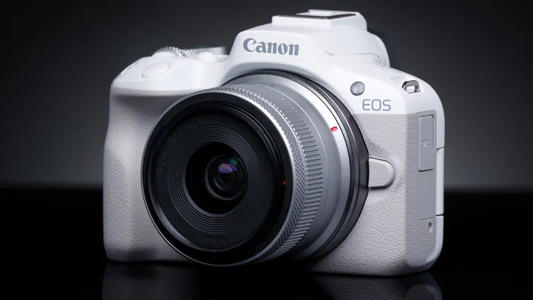 Appareil photo hybride Canon EOS R50 sur fond sombre de photographie produit.