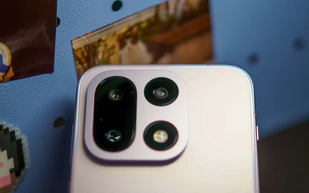Primer plano del módulo de cámara de un smartphone premium.
