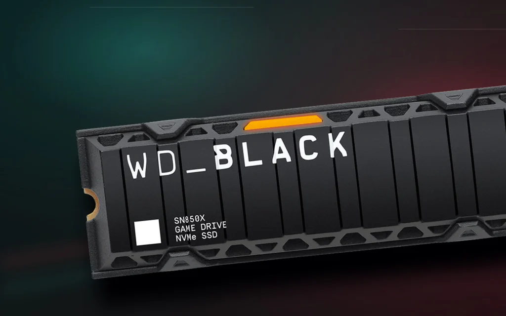 Couverture de guide SSD montrant un grand SSD NVMe, un PC gaming, une console type PS5, un ordinateur portable, un SSD externe et plusieurs formats de stockage.