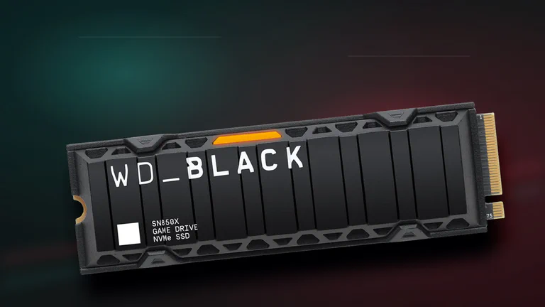 Couverture de guide SSD montrant un grand SSD NVMe, un PC gaming, une console type PS5, un ordinateur portable, un SSD externe et plusieurs formats de stockage.