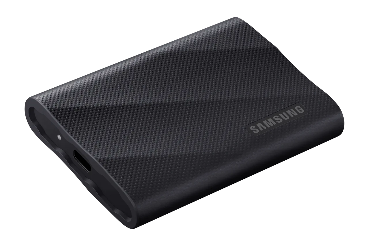 SSD externe Samsung T9 tenu en main.