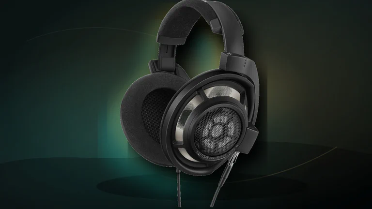 Casque ouvert haut de gamme sur fond sombre style studio.