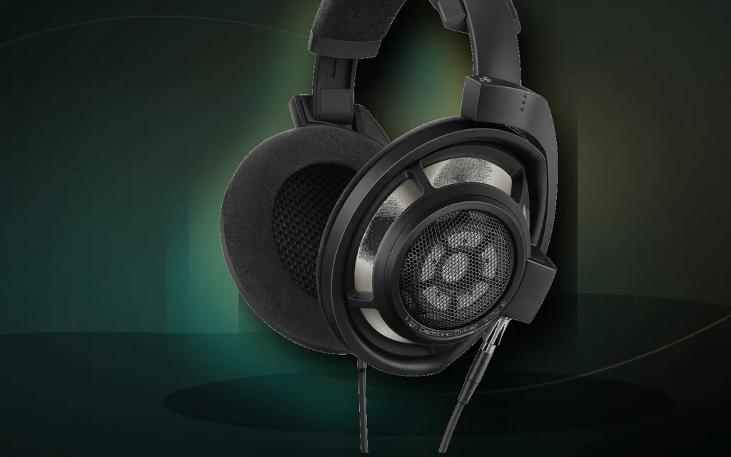 Casque ouvert haut de gamme sur fond sombre style studio.