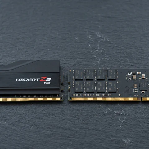 DDR5- und DDR4-Desktop-Speichermodule nebeneinander auf einer Werkbank.