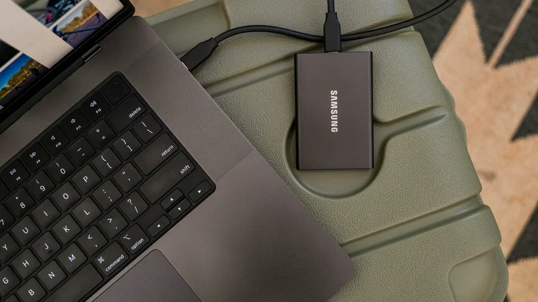 SSD portátil externo conectado a un portátil para copia de seguridad y planificación de almacenamiento.